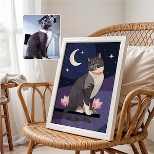 K&ouml;nnte beinhalten: Ein gerahmter Kunstdruck mit einer grau-wei&szlig;en Katze mit rosa Halsband, vor einem Nachthimmel mit Mond und Sternen. Die Katze sitzt auf einem Ast mit rosa Lotusbl&uuml;ten. Der Rahmen ist wei&szlig;.