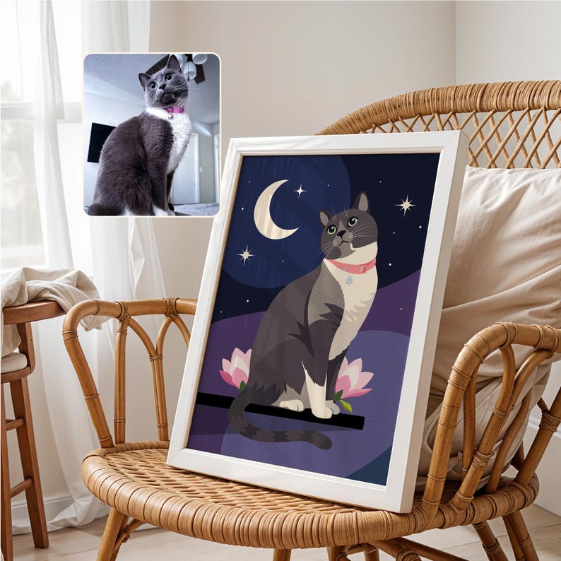 K&ouml;nnte beinhalten: Ein gerahmter Kunstdruck mit einer grau-wei&szlig;en Katze mit rosa Halsband, vor einem Nachthimmel mit Mond und Sternen. Die Katze sitzt auf einem Ast mit rosa Lotusbl&uuml;ten. Der Rahmen ist wei&szlig;.