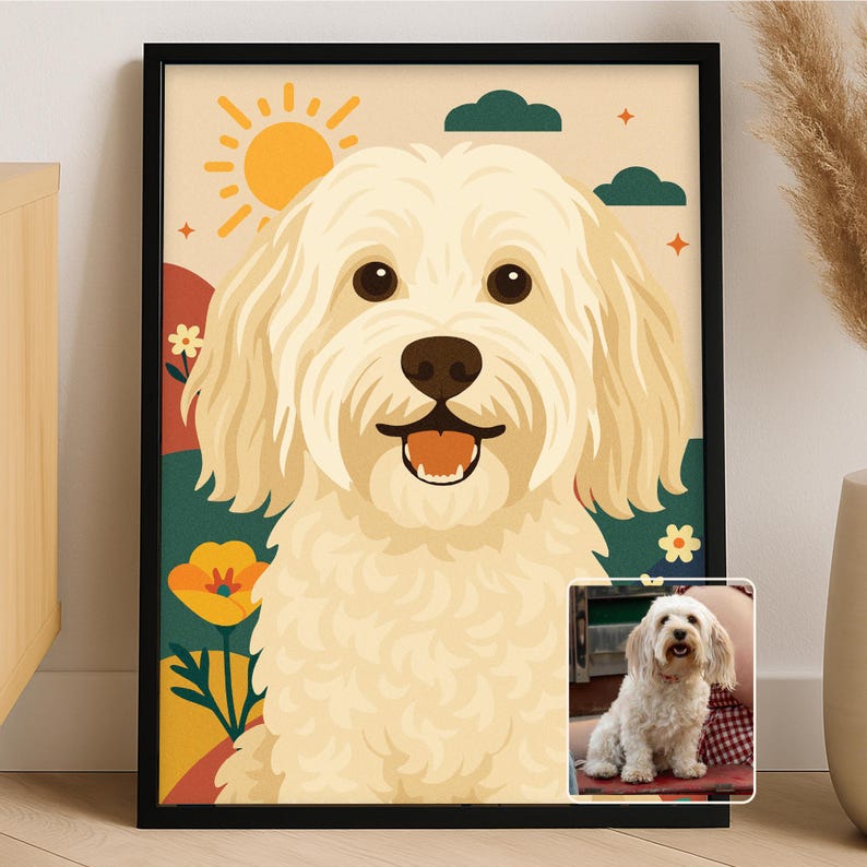 K&ouml;nnte beinhalten: Gerahmter Kunstdruck mit einem l&auml;chelnden, cremefarbenen Hund vor einem sonnigen, floralen Hintergrund. Das Kunstwerk enth&auml;lt ein kleines eingesetztes Foto des Hundes. Das Fell des Hundes ist mit weichen, flie&szlig;enden Linien dargestellt.