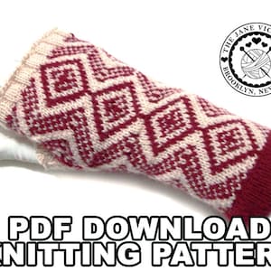 Könnte beinhalten: Ein PDF-Strickmuster für ein Paar fingerlose Handschuhe mit rotem und weißem Diamantenmuster. Das Muster steht zum Download bereit. Das Bild enthält den Text "PDF DOWNLOAD KNITTING PATTERN" und ein Logo für "The Jane Victoria, Brooklyn, New York".