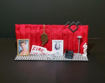 Single Row Twin Peaks Mini Desktop Display (David Lynch, Dale Cooper, Laura Palmer, Black Lodge, gift, miniature)