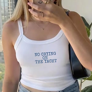 No Crying On The Yacht micro-rib tanktop, esthetische witte crop top met blauwe borduursels, Y2K zomershirt, trendy schattige casual micro-rib tanktop