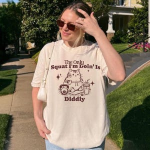 The Only Squat I&#39;m Doin&#39; Is Diddly Shirt, Funny Cowboy cat Tee, Lazy Gym Western Humor Shirt, Sarcastic Country Diddly Squat Gift