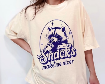 Lustiges Waschbär Snacks Make Me Nicer T-Shirt, Süßes Tier Foodie T-Shirt, Retro Vintage Snack Liebhaber Shirt, Lustiges Waschbär Meme Shirt