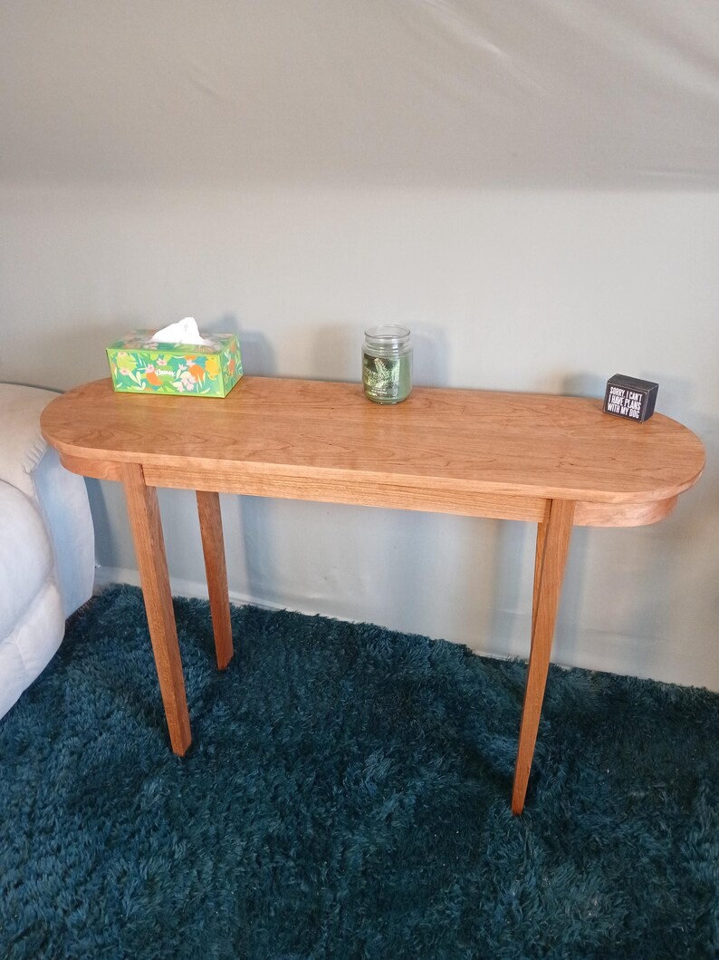 Puede incluir: Un letrero de madera r&uacute;stica con el texto "Welcome to our home" en letras blancas. El letrero presenta un acabado envejecido y un dise&ntilde;o simple y acogedor, ideal para la decoraci&oacute;n de la entrada.