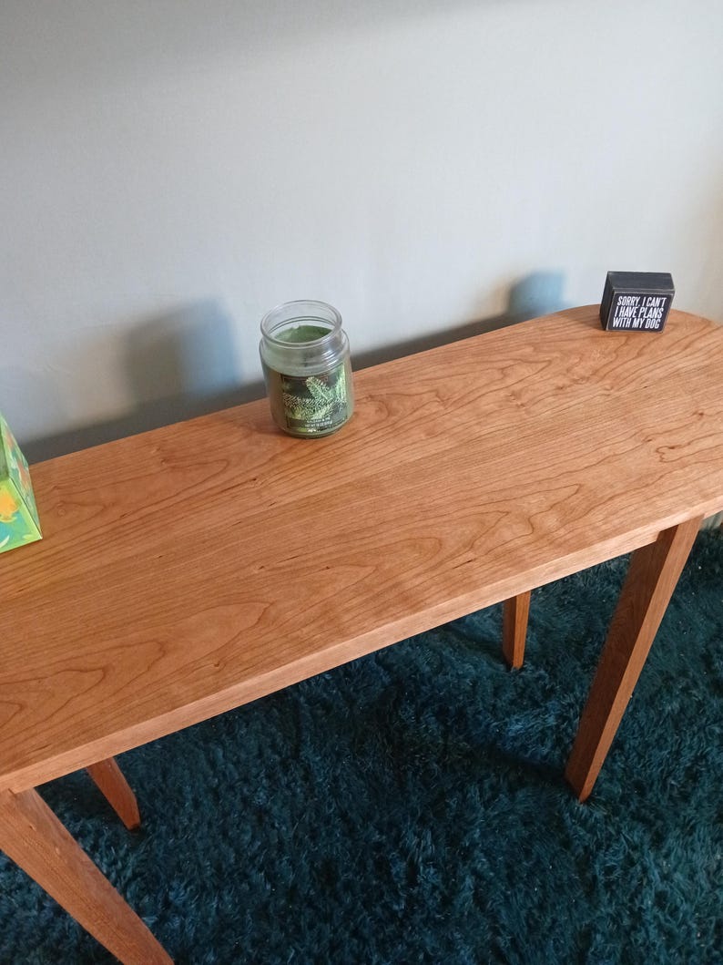 Puede incluir: Un letrero de madera r&uacute;stica con la frase "Welcome to our home" en letras blancas. El letrero presenta un acabado envejecido y un dise&ntilde;o sencillo y acogedor, perfecto para la entrada.