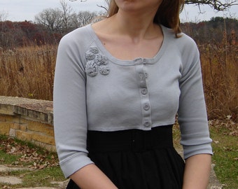 Objeto encontrado Moda Reutilizado Henley Encogerse de hombros con flores - Gris plateado, pequeño