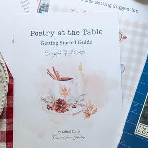 Könnte beinhalten: Eine Sammlung von Drucksachen auf einer rot-weiß karierten Tischdecke. Im Mittelpunkt steht ein Leitfaden mit dem Titel "Poetry at the Table" mit einer herbstlichen Illustration. Weitere Papiere umfassen Gedichte und Bücherlisten.