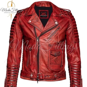 Op de afbeelding: Rood leren bikerjack met ritssluiting, riem en gewatteerde details op de mouwen. De jas heeft een verweerde look en een klein label met de tekst "Real Jacket".