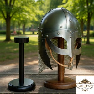 Exhibición de casco de espectáculos vikingo Vendel con armadura nórdica medieval de malla metálica