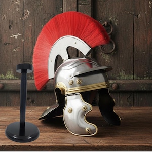 Hełm rzymskiego centuriona z czerwonym pióropuszem i drewnianą podstawką gratis