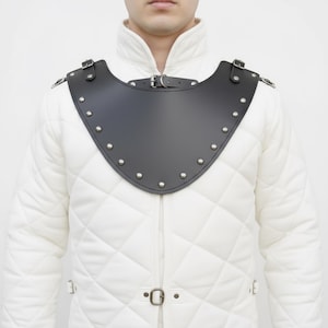 Corazza da collo in pelle con gorgiera – Costume medievale e fantasy