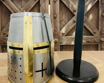 Capacete templário medieval com suporte de madeira grátis.