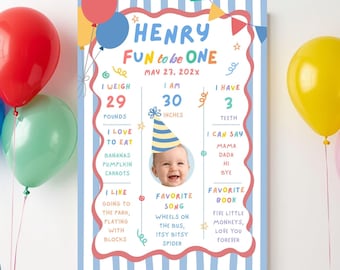 Puede incluir: Un póster vertical de hitos con rayas azules y blancas que presenta el texto Henry Fun to be One May 23, 202x. Incluye la foto de un bebé con un gorro de fiesta, rodeado de globos coloridos en rojo, azul, verde, amarillo y rosa.