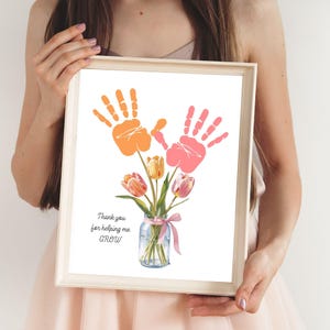 Arte imprimible con huella de mano para el Día de la Madre, regalo para mamá, abuela, gracias por ayudarme a crecer, PDF, carta estadounidense A4, 8 x 10, ramo de flores con huella de mano, manualidad