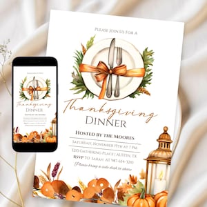Könnte beinhalten: Einladung zum Thanksgiving-Dinner mit einem Design aus Teller, Messer und Gabel, gebunden mit einem orangefarbenen Band. Die Einladung enthält den Text: "Thanksgiving Dinner Hosted by The Moores" und Veranstaltungsdetails. Ein Smartphone zeigt das gleiche Design.