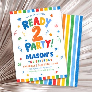 Könnte beinhalten: Eine rechteckige Geburtstagseinladungskarte mit dem Text READY 2 PARTY! MASON'S 2ND BIRTHDAY und Veranstaltungsdetails. Das Design umfasst bunte Sterne, Schnörkel und einen Rand aus roten, gelben, grünen und blauen Quadraten. Eine gestreifte Karte liegt dahinter.
