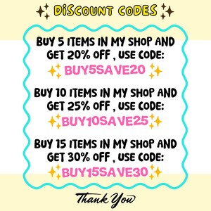 K&ouml;nnte beinhalten: Eine Werbegrafik mit dem Text &bdquo;Discount Codes&ldquo; oben. Sie listet Rabattangebote auf: Kaufen Sie 5 Artikel, erhalten Sie 20 % Rabatt (Code: BUY5SAVE20); Kaufen Sie 10 Artikel, erhalten Sie 25 % Rabatt (Code: BUY10SAVE25); Kaufen Sie 15 Artikel, erhalten Sie 30 % Rabatt (Code: BUY15SAVE30).