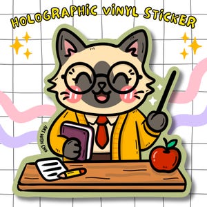 Może przedstawiać: Holograficzna naklejka winylowa przedstawiająca kreskówkowego kota nauczyciela w okularach, żółtej marynarce i czerwonym krawacie. Kot trzyma książkę i wskaźnik, z jabłkiem i biurkiem z przodu. Tekst brzmi "HOLOGRAPHIC VINYL STICKER".