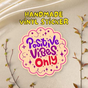 Sticker affirmation fait main | ondes positives uniquement | Autocollant résistant à l'eau pour ordinateur portable, téléphone, journal, bouteilles d'eau. Citations positives