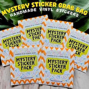Pack d'autocollants mystères Au moins 25 autocollants à l'intérieur ! | Stickers faits main en vinyle pour ordinateurs portables, journaux, téléphones, bouteilles d'eau | Stickers kawaii