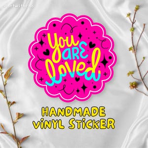 Adesivo de Afirmação Feito à Mão | Você é Amado | adesivo resistente à água para laptop, telefone, diário, scrapbook, garrafas de água. Frase Positiva