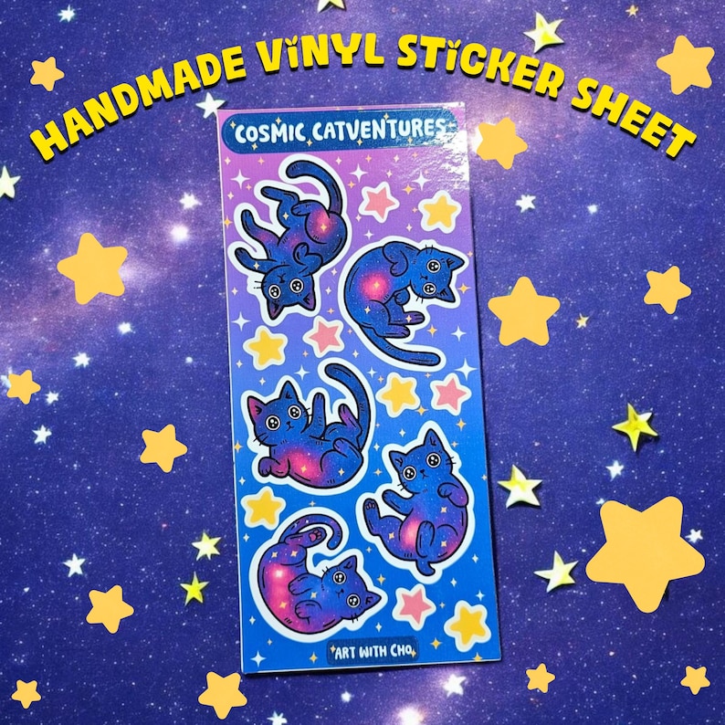 K&ouml;nnte beinhalten: Ein handgefertigtes Vinyl-Aufkleberbogen mit kosmischen Katzenillustrationen. Die Aufkleber zeigen blaue Katzen mit rosa und lila Akzenten, umgeben von Sternen. Der Text "Cosmic Catventures" und "Art with Cho" ist ebenfalls sichtbar.