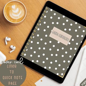 Puede incluir: Un cuaderno gris con lunares blancos y una espiral dorada. El cuaderno tiene una etiqueta con el nombre "Laura Winslow".