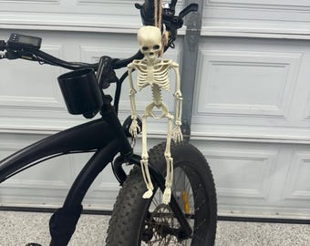 Borlas de bicicleta de Halloween espeluznantes con esqueleto en una soga, borlas de bicicleta, serpentinas de bicicleta, borlas de manillar, serpentinas de manillar, cordel, espeluznante