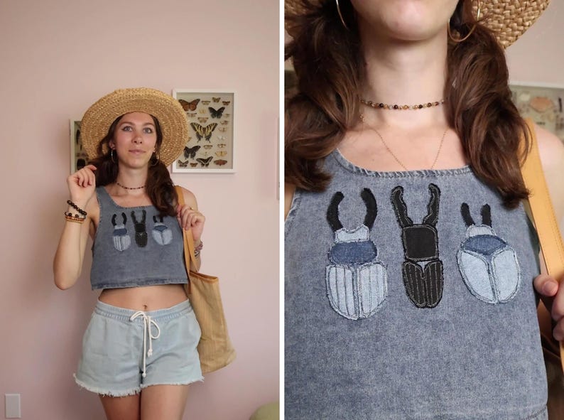 Op de afbeelding: Een grijze acid-wash denim crop top met drie geborduurde kever-patches in verschillende tinten blauw en zwart. De top heeft een vierkante halslijn en wordt gecombineerd met een lichtblauwe denim short met een trekkoord in de taille.