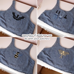 Op de afbeelding: Een collage van vier blauwe denim crop tops, elk voorzien van een andere geborduurde insect- of keverpatch. De tekst in het midden luidt: examples of what you can do with your patches! De tops hebben brede schouderbanden.