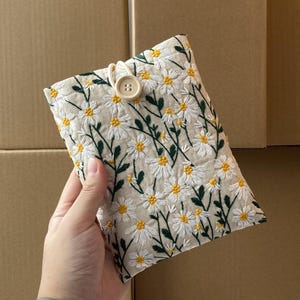 Étui pour Kindle brodé à la main Fleurs printanières, Pochette pour Kindle, Housse pour Kindle, Étui pour Kindle Paperwhite 6, Cadeaux livresques, Protège-livre