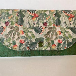 Cartera de mano de corcho con estampado de cactus