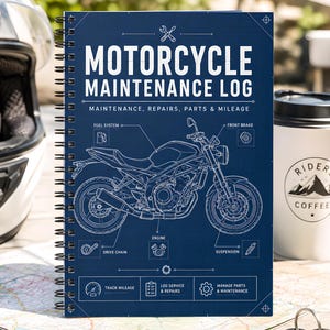 Puede incluir: Un cuaderno azul con espiral titulado "MOTORCYCLE MAINTENANCE LOG" con un diagrama de motocicleta. Una taza de café blanca con "RIDERS COFFEE" está al lado. También se ven un casco de moto, un bolígrafo y llaves. Para mantenimiento, reparaciones, piezas y kilometraje.