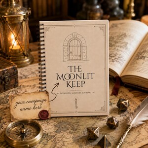 Puede incluir: Un diario de espiral con una cubierta de color crema que presenta una ilustración de línea de un arco de piedra, una llave y el texto THE MOONLIT KEEP DUNGEON MASTER'S JOURNAL. Se adjunta una pequeña tarjeta con el texto your campaign name here.