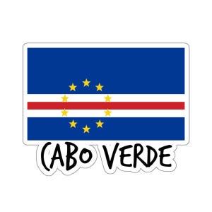 Könnte beinhalten: Ein Aufkleber mit der Flagge von Kap Verde. Die Flagge ist blau mit einem roten horizontalen Streifen und einem Kreis aus zehn gelben Sternen in der Mitte. Der Text "CABO VERDE" ist in Schwarz unter der Flagge geschrieben.