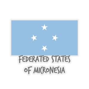 Puede incluir: Una pegatina con la bandera de los Estados Federados de Micronesia. La bandera es azul claro con cuatro estrellas blancas dispuestas en forma de cruz. El texto "Estados Federados de Micronesia" está escrito debajo de la bandera.