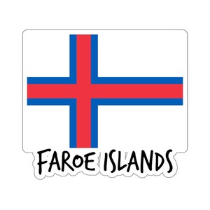 Könnte beinhalten: Ein weißer Aufkleber mit einem roten und blauen Kreuz darauf. Der Text "FAROE ISLANDS" ist in Schwarz unter dem Kreuz geschrieben.