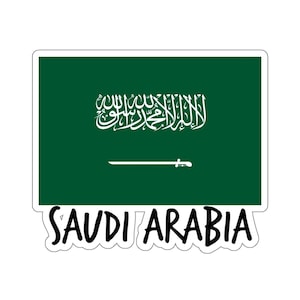 Könnte beinhalten: Ein Aufkleber mit der Flagge von Saudi-Arabien. Die Flagge ist grün mit einer weißen Aufschrift und einem weißen Schwert. Der Text "SAUDI ARABIA" ist in weißen Buchstaben unter der Flagge geschrieben.