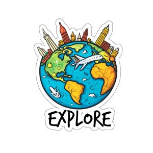 Könnte beinhalten: Ein Aufkleber mit einem Globus mit gelben und grünen Kontinenten, Stadtansichten und Flugzeugen. Das Wort "EXPLORE" steht in fetten, schwarzen Buchstaben unten. Das Design ist schwarz umrandet.