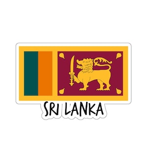 Könnte beinhalten: Ein Aufkleber mit der Flagge von Sri Lanka. Die Flagge ist ein dunkelrotes Rechteck mit einem gelben Löwen, der ein Schwert hält, umgeben von vier gelben Blättern. Der Löwe befindet sich auf einem gelben Rechteck mit einem grünen und orangefarbenen Rechteck links. Der Text "SRI LANKA" steht unter der Flagge.