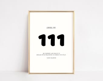 Könnte beinhalten: Ein schwarz-weißes druckbares Poster mit dem Text "Angel No. 111" und der Botschaft "Sei präsent und bereit, dich auf alles einzulassen, was dir entgegenkommt. Nutze deine Chancen."