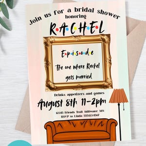 Könnte beinhalten: Eine Einladung zur Brautparty mit dem Namen "Rachel" in großen Buchstaben. Die Einladung enthält den Text "Episode: The one where Rachel gets married". Ein goldener Rahmen und ein Cartoon-Sofa sind ebenfalls abgebildet.