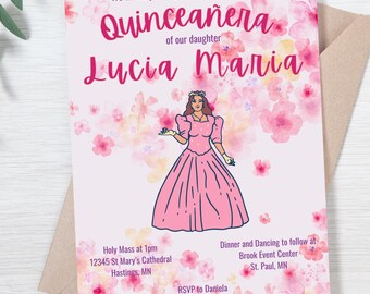 Op de afbeelding: Een roze en witte Quinceañera-uitnodiging met een aquarelbloemenachtergrond. De uitnodiging toont een tekening van een jonge vrouw in een roze jurk en een kroon. De tekst luidt "We nodigen u uit om met ons de Quinceañera van onze dochter Lucia Maria te vieren".