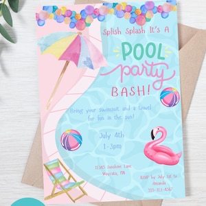 Pode incluir: Um convite para uma festa na piscina com um design em aquarela. O convite apresenta um flamingo rosa, uma bola de praia e um guarda-sol. O texto inclui "Pool Party Bash!" e detalhes do evento para 4 de julho.