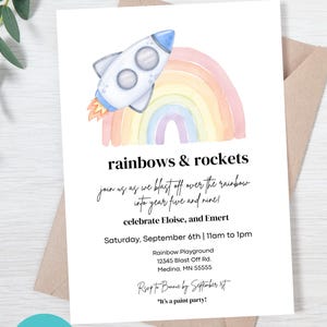 Op de afbeelding: Een witte uitnodigingskaart met een illustratie van een raket en een regenboog. De tekst luidt "rainbows & rockets" en bevat details van een evenement voor een verjaardagsfeest, inclusief datum, tijd en locatie.