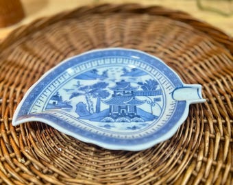 Cenicero con forma de hoja azul y blanca de Cantón, antiguo, pintado a mano, para exportación, de China, azul y blanco