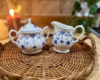 Juego de té con jarra para leche y azucarero con tapa Mott Staffordshire England vintage, diseño de Finlandia en azul y blanco