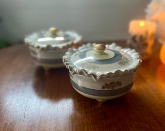 Juego vintage de (2) frascos con tapa, cajas de tocador fabricadas por Norleans, República de Corea, tapa con volantes, borde dorado y acabado iridiscente, Lusterware, 6" x 4"