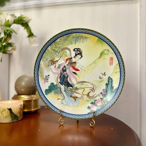 Vintage Chinese Imperial Jingdezhen Porcelain Plate Beauties of the Red Mansion 9&quot; Decorative Plate